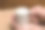一杯新鲜的卡布奇诺咖啡泡沫在一个男人的手中特写图片下载