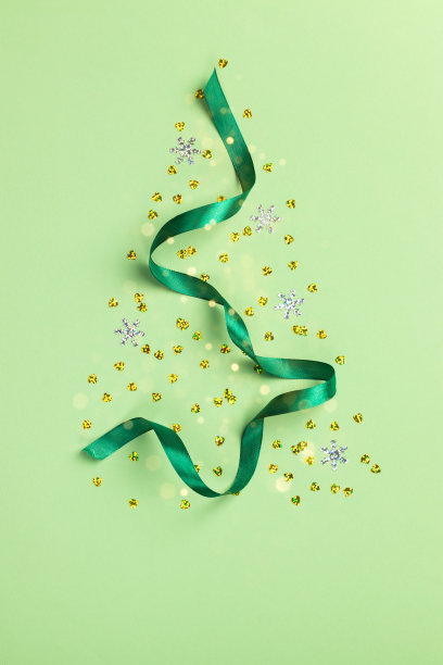 圣诞树卡片，金色的五彩纸屑和绿色背景的丝带图片下载