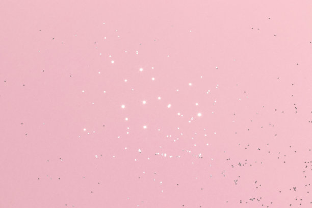 闪闪发光的银色闪光在粉红色的背景图片下载