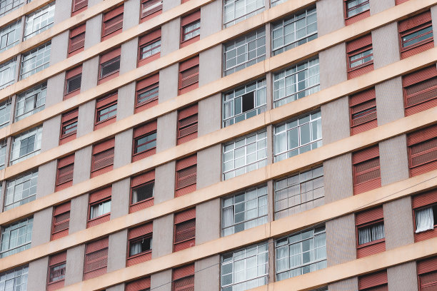 荷兰角拍摄的高层公寓大楼的窗户图片下载