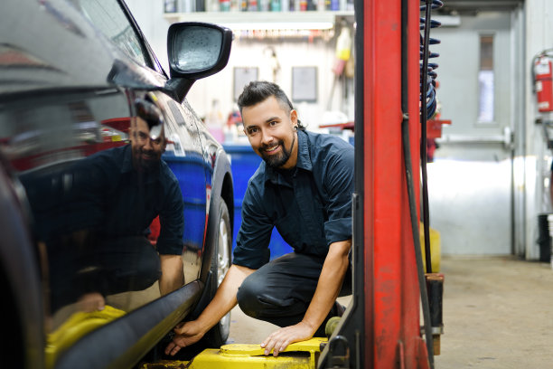 帅气的机械师穿着制服修车图片下载