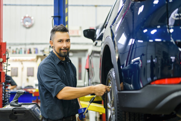 帅气的机械师穿着制服修车图片下载