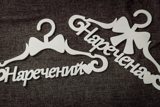 两个白色木制衣架新郎和新娘图片下载