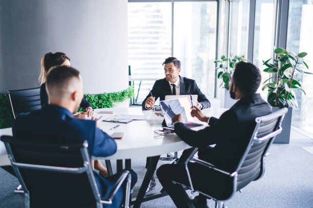 公司员工坐在会议桌上进行头脑风暴会议，讨论业务想法，为渐进项目制定启动策略，介绍搜索解决方案的概念图片下载