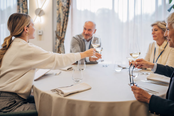 商务人士在餐厅举行研讨会后图片下载