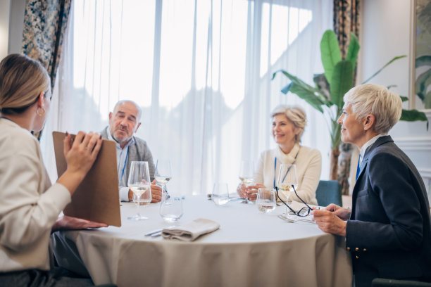 餐馆里的商务人士图片下载