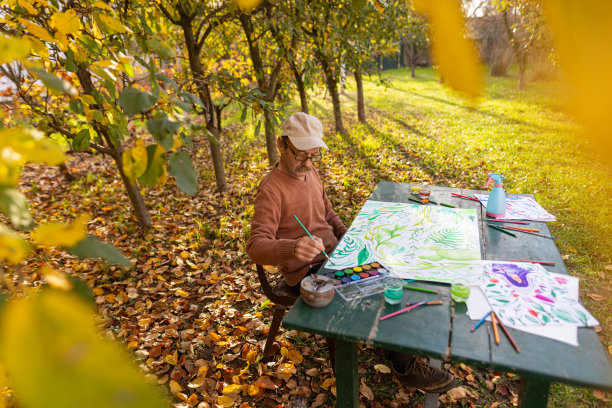 一个退休的人在户外上艺术课图片下载