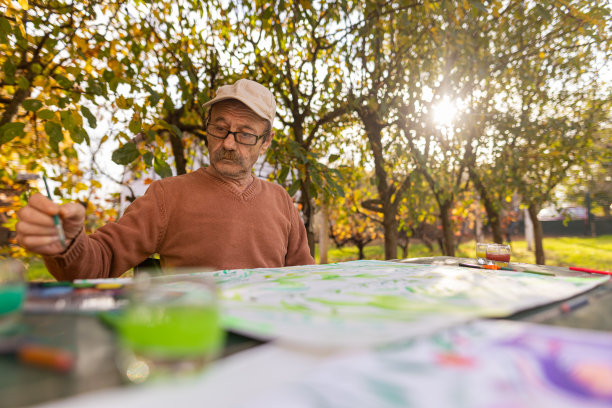 在阳光明媚的日子里画画图片下载