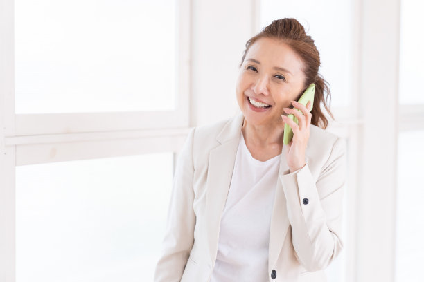 在电话里谈生意的老年妇女图片下载