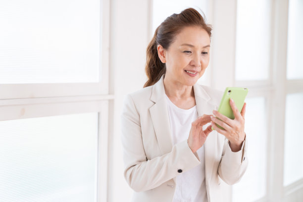 老年妇女看智能手机，做生意图片下载