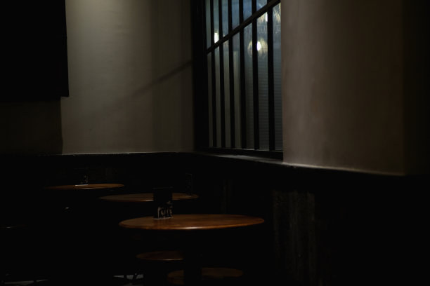 咖啡馆里的空桌子图片下载