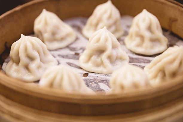 木盘上小笼包的选择性聚焦镜头图片下载