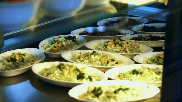 近景，展示与沙拉在现代食堂，自助餐厅，餐厅餐厅，餐厅的公共餐饮。在食堂，自助餐厅，卷心菜和玉米沙拉图片下载