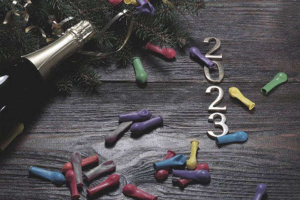 新年快乐。木质背景上2023号的符号图片下载