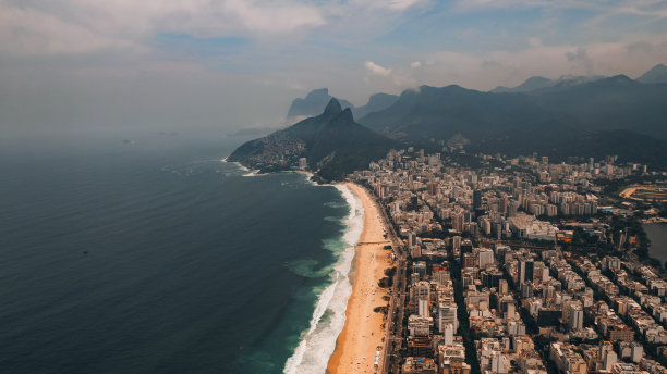 Rodrigo de Freitas泻湖的鸟瞰图，巴西里约热内卢的伊帕内马海滩南区。Morro Dois Irmãos。阳光明媚的一天。建筑物周围。无人驾驶飞机的照片图片下载