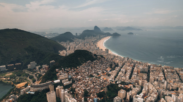 Rodrigo de Freitas泻湖的鸟瞰图，巴西里约热内卢的伊帕内马海滩南区。Morro Dois Irmãos。阳光明媚的一天。建筑物周围。无人驾驶飞机的照片图片下载