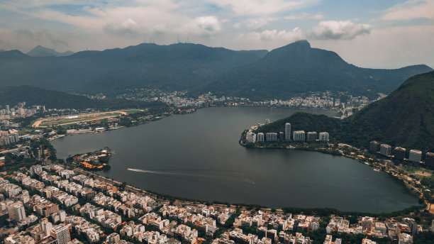 Rodrigo de Freitas泻湖的鸟瞰图，巴西里约热内卢的伊帕内马海滩南区。Morro Dois Irmãos。阳光明媚的一天。建筑物周围。无人驾驶飞机的照片图片下载