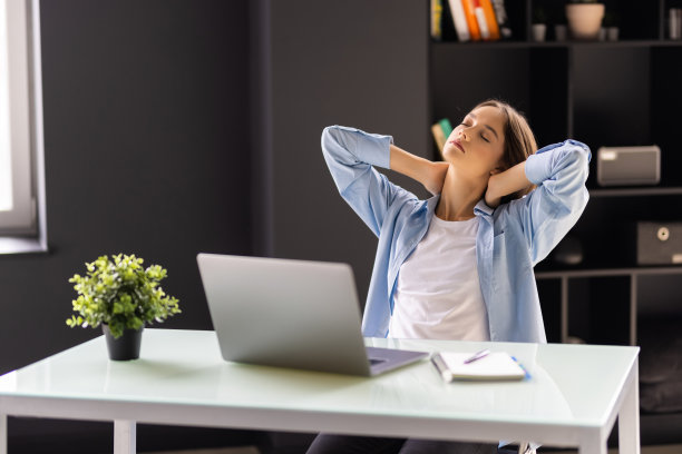 年轻漂亮的女士在办公室里脖子疼图片下载