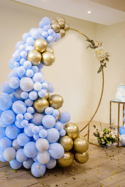 生日派对上有拱门、气球、鲜花的拍照区图片下载