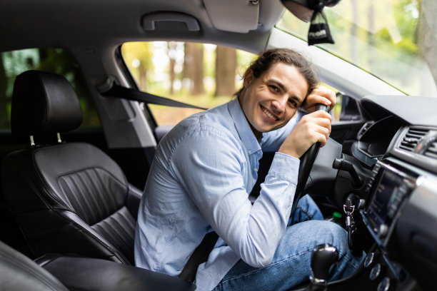 疲惫的年轻商人一边在路上开车一边揉眼睛图片下载