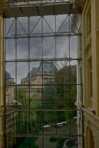 从比利时博物馆的窗口垂直拍摄的风景图片下载