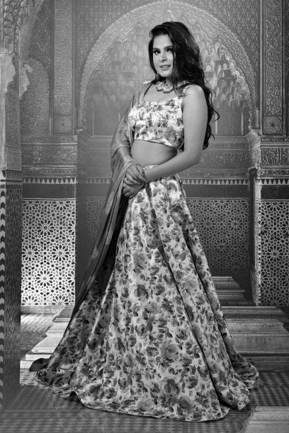 年轻的印度妇女穿着传统的花裙子图片下载