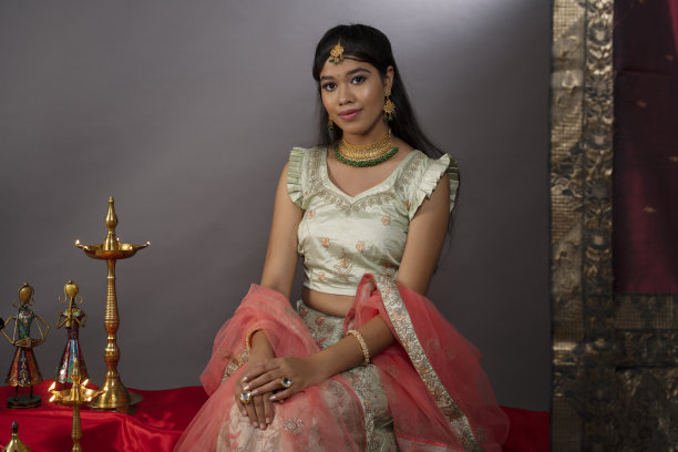 年轻的印度女子准备庆祝排灯节图片下载