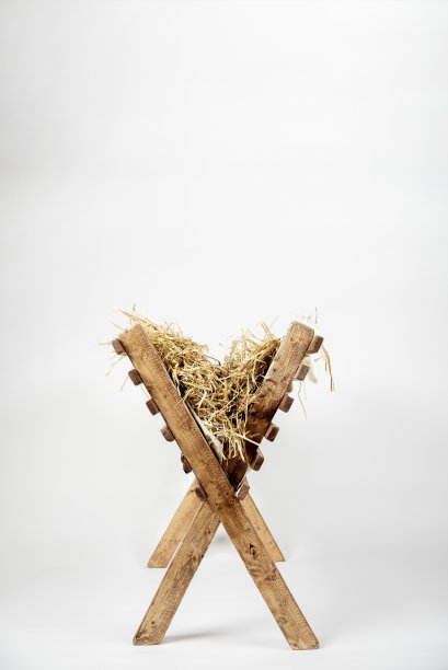 美丽的照片，一个孤立的旧木摇篮和一堆干草在它的白色背景图片下载