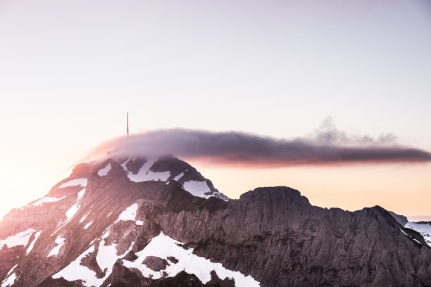 美丽的雪山照片，上面的建筑在云里，背景是晴朗的天空图片下载