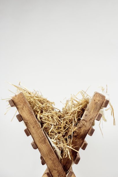 美丽的照片，一个孤立的旧木摇篮和一堆干草在它的白色背景图片下载