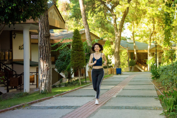 一位女运动员早晨在住宅区附近的路上跑步图片下载