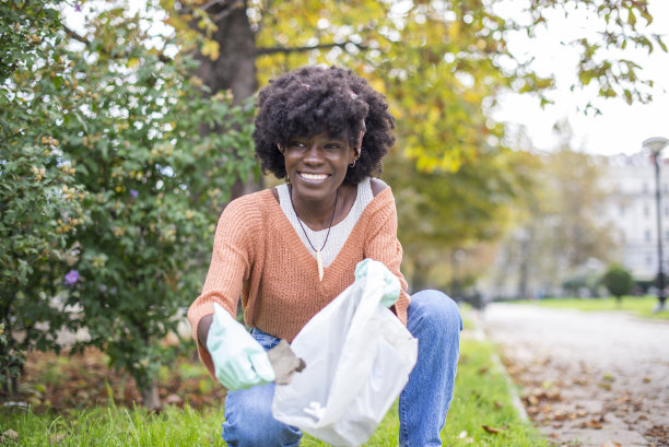 女环保人士捡垃圾-库存照片图片下载