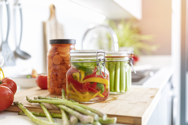 现腌制的蔬菜放在厨房柜台的罐子里图片下载