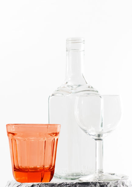 垂直热的空瓶和玻璃杯在白色的背景图片下载