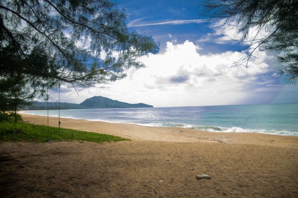 泰国迈考海滩晴空下的热带风光图片下载