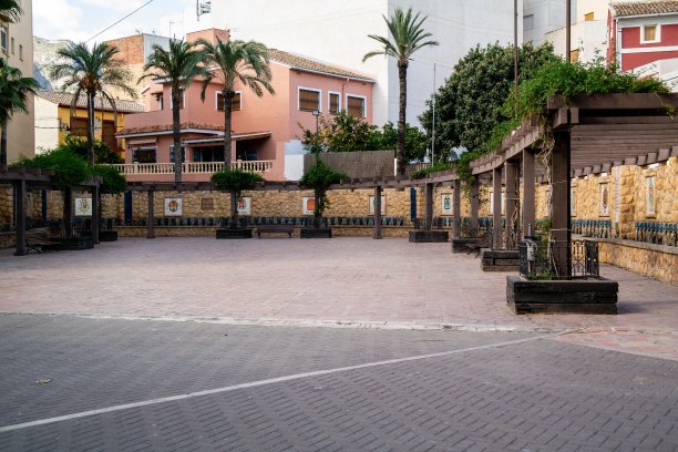西班牙波洛普街道的美丽风景，周围是巴巴苏棕榈树和五颜六色的建筑图片下载