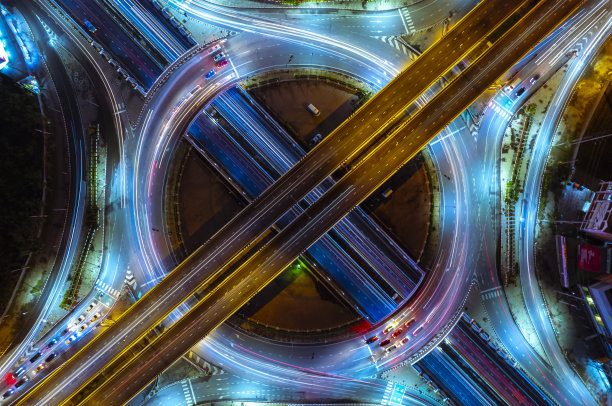 公路立交或公路交叉口鸟瞰图高速公路俯视图，道路交通的重要基础设施，汽车交通运输在城市夜间路口道路以上。图片下载