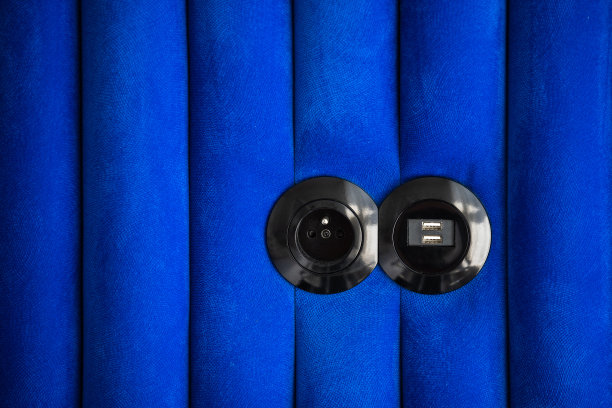 公寓蓝色丝绒床头板上的插座图片下载