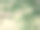 旧的白色水泥墙，上面涂着绿色的喷漆——作为背景再好不过了图片下载