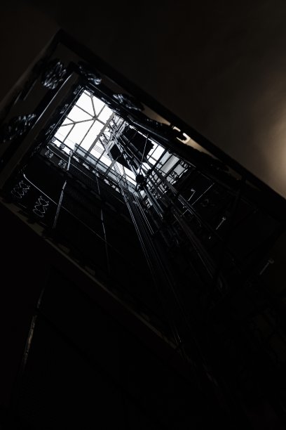 从b下面射出的电梯的竖井图片下载