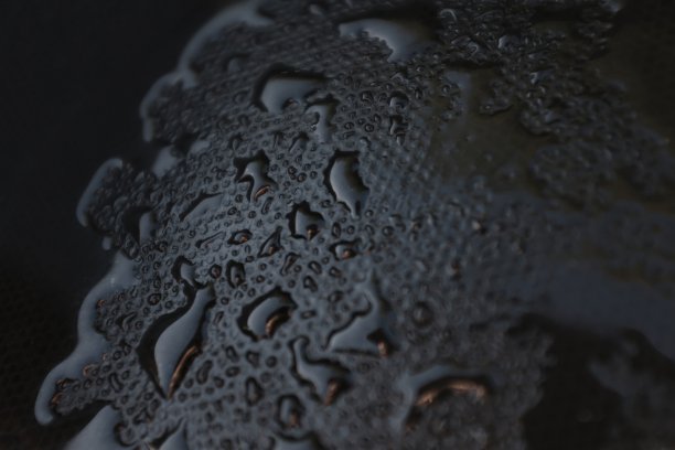 水滴在黑色橡胶上图片下载