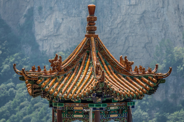 特写镜头：山后的宝塔上部图片下载