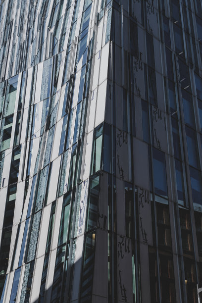 现代艺术的高大建筑作品图片下载