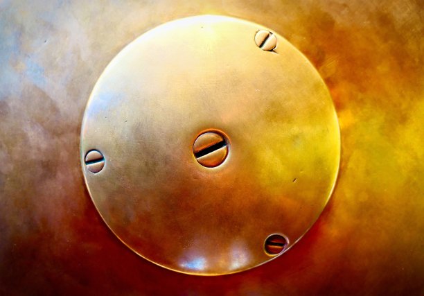 金属墙的特写镜头与一个圆形物体连接在一起图片下载