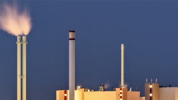 傍晚，在晴朗的天空下，从管道中升起的水平烟图片下载