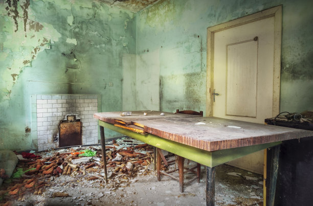 意大利一座旧的废弃建筑的内部镜头，墙壁破碎图片下载