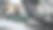 特写镜头的锚附近的一个破碎的木桶与模糊的背景图片下载