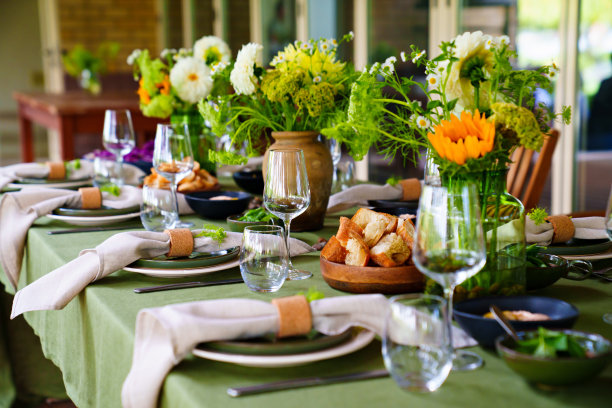 摆放鲜花的大桌子很漂亮。图片下载