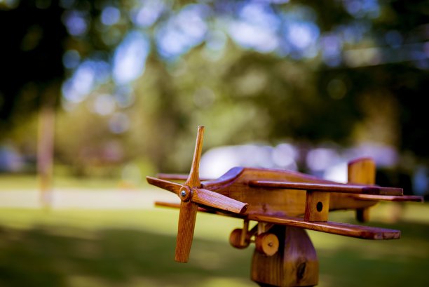 一架木质飞机的特写镜头，背景模糊图片下载