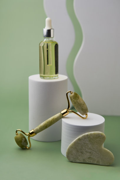 青玉面辊和刮痧配合美容精华用于美容面部按摩治疗。图片下载